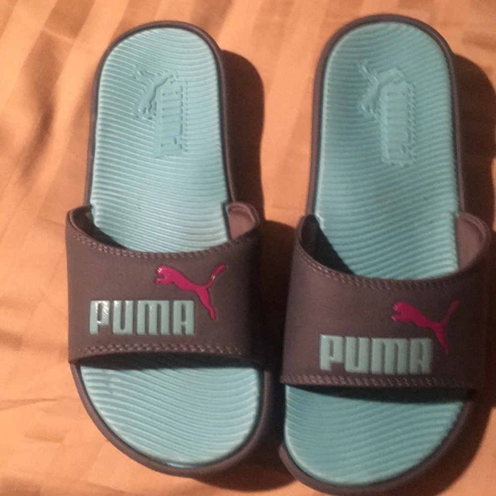 Women size 8 flip flops like new puma